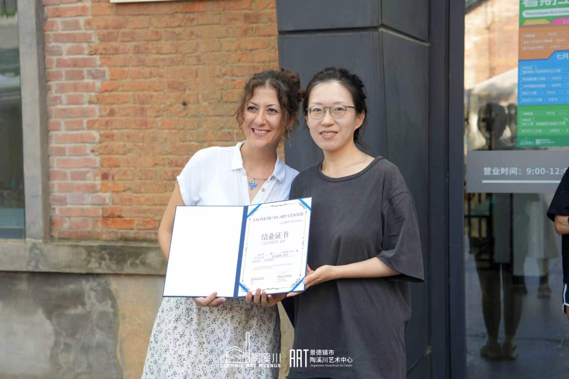 张一在景德镇陶溪川艺术中心完成瓷之雕塑工作营后与授课艺术家 Pınar Baklan 合影