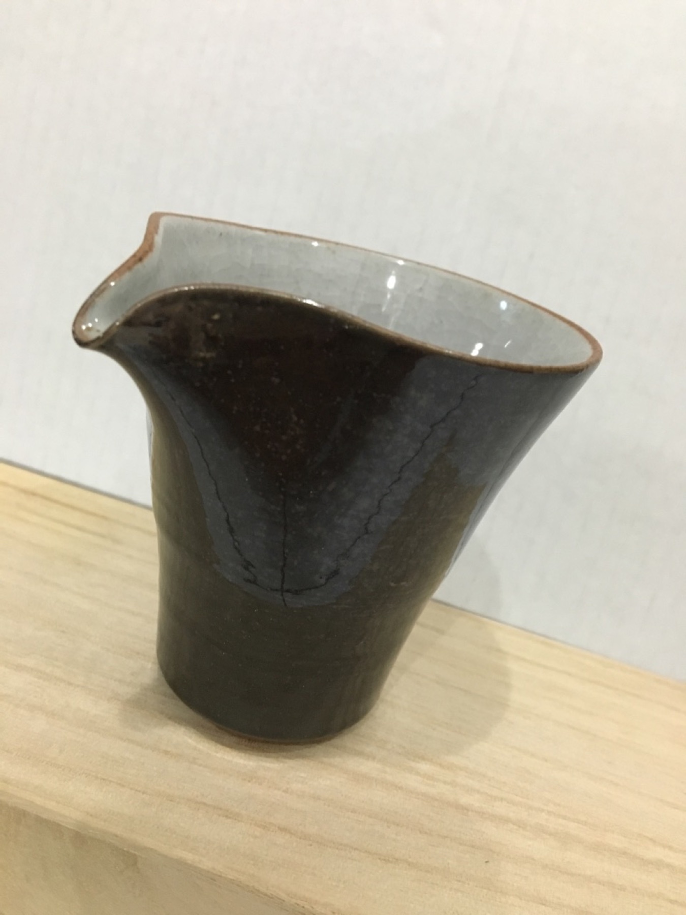带流口的深色公道杯或水盂