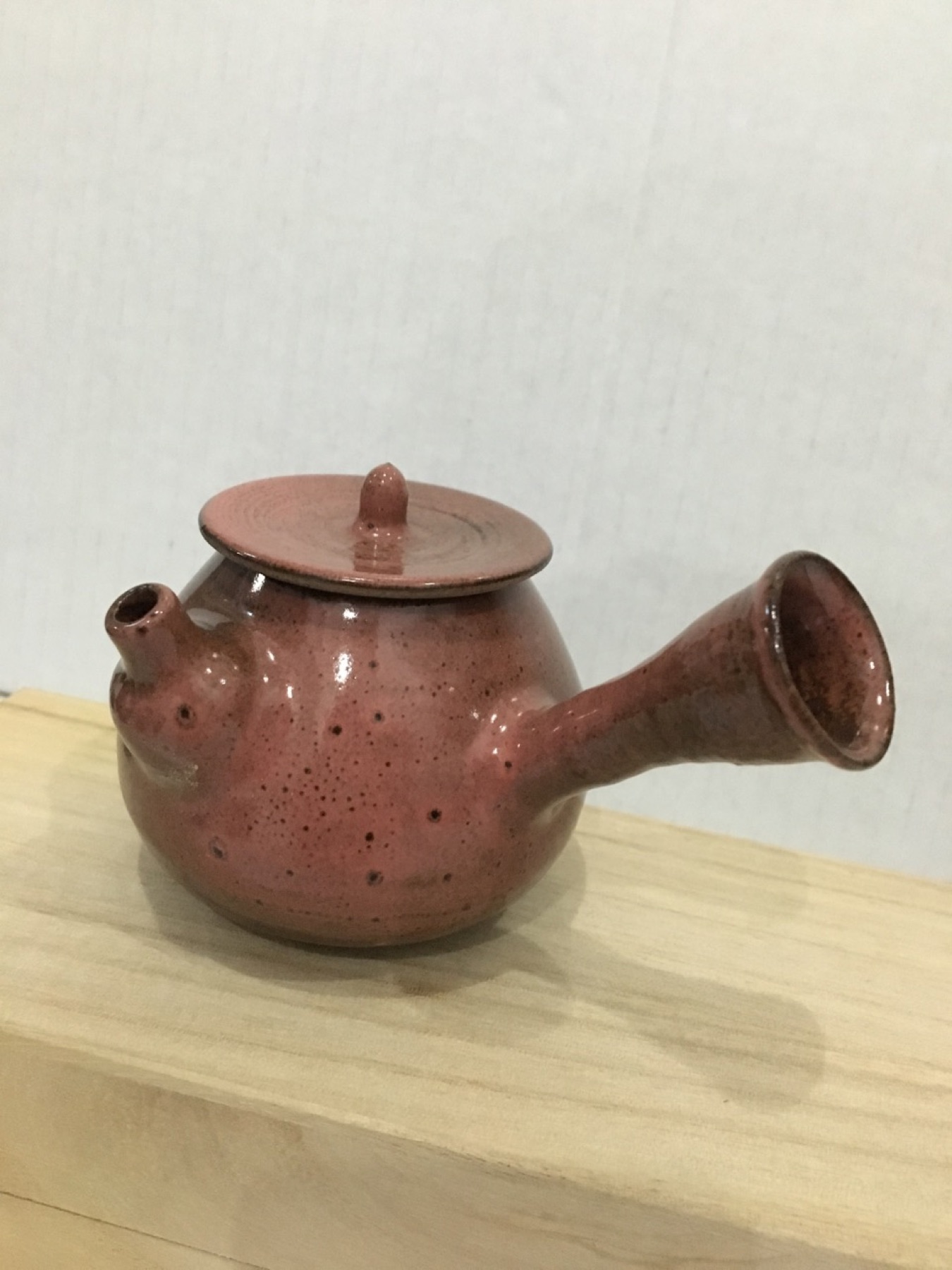 红釉小盏侧面